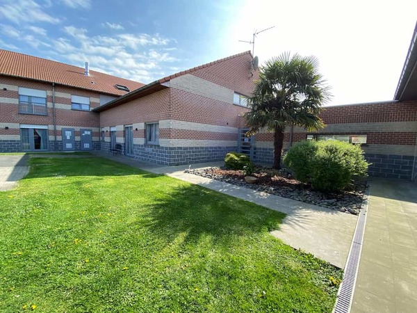Résidence Vivaldi-Résidence services-Mouscron-entree-pelouse-jardin-arbres_residence-vivaldi-mouscron.jpeg